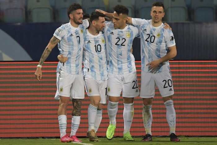 Messi khiêm tốn bên cách đồng đội Argentina