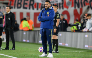 Carlos Tevez phải nhập việc vì quá sức trở thành tin bóng đá tâm điểm